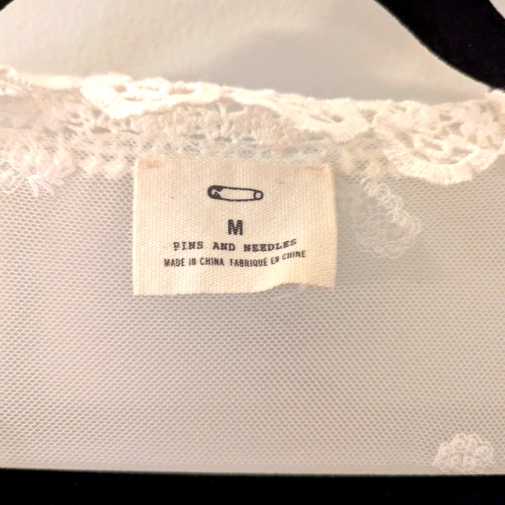Pins & Needles White Lace Embroidered Vest with Crocheted Edge Size Medium - Picture 9 of 9
